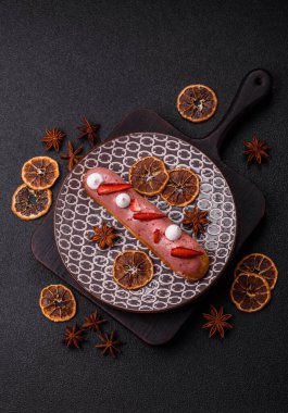 Fransız yemeği, çikolata dolgulu tatlı ve renkli kremayla kaplı. Tasarımınız için tatlı bir ekin