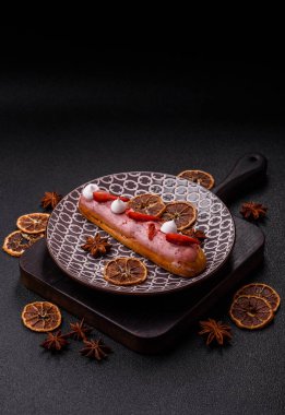 Fransız yemeği, çikolata dolgulu tatlı ve renkli kremayla kaplı. Tasarımınız için tatlı bir ekin