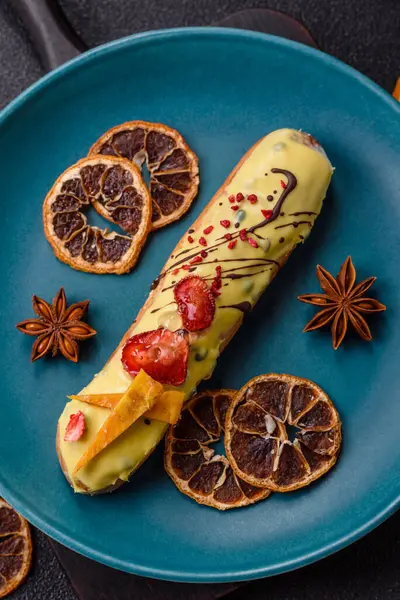 Fransız yemeği, çikolata dolgulu tatlı ve renkli kremayla kaplı. Tasarımınız için tatlı bir ekin