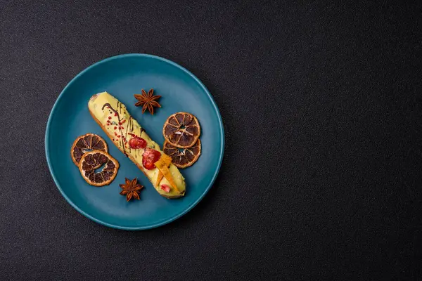 Fransız yemeği, çikolata dolgulu tatlı ve renkli kremayla kaplı. Tasarımınız için tatlı bir ekin