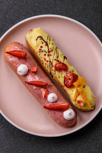 Fransız yemeği, çikolata dolgulu tatlı ve renkli kremayla kaplı. Tasarımınız için tatlı bir ekin