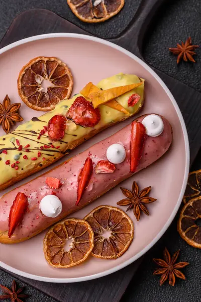 Fransız yemeği, çikolata dolgulu tatlı ve renkli kremayla kaplı. Tasarımınız için tatlı bir ekin