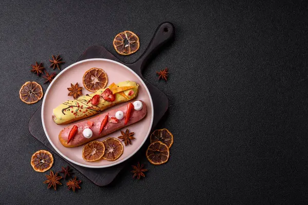 Fransız yemeği, çikolata dolgulu tatlı ve renkli kremayla kaplı. Tasarımınız için tatlı bir ekin