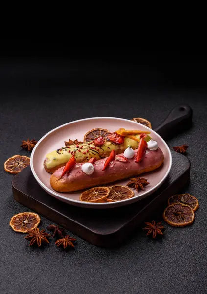 Fransız yemeği, çikolata dolgulu tatlı ve renkli kremayla kaplı. Tasarımınız için tatlı bir ekin