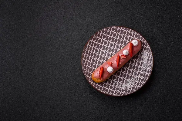 Fransız yemeği, çikolata dolgulu tatlı ve renkli kremayla kaplı. Tasarımınız için tatlı bir ekin