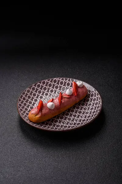 Fransız yemeği, çikolata dolgulu tatlı ve renkli kremayla kaplı. Tasarımınız için tatlı bir ekin