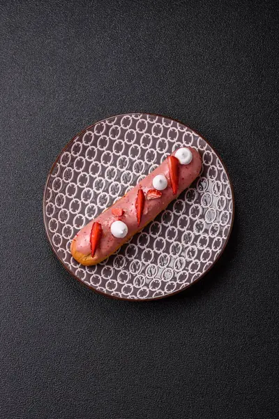 Fransız yemeği, çikolata dolgulu tatlı ve renkli kremayla kaplı. Tasarımınız için tatlı bir ekin