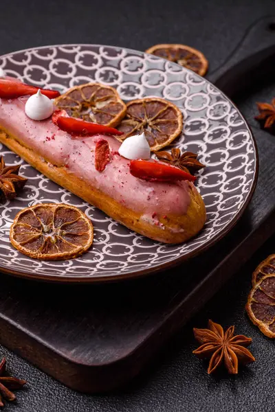 Fransız yemeği, çikolata dolgulu tatlı ve renkli kremayla kaplı. Tasarımınız için tatlı bir ekin