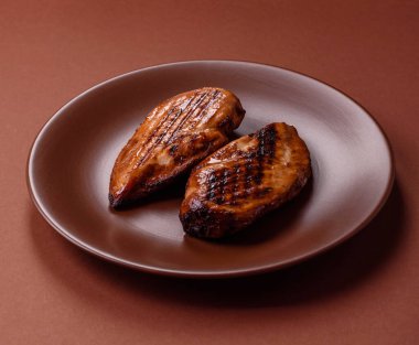 Tavuk göğsü, ızgara fileto, tabakta et yemeği. Öğle yemeği için faydalı ızgara kümes hayvanları