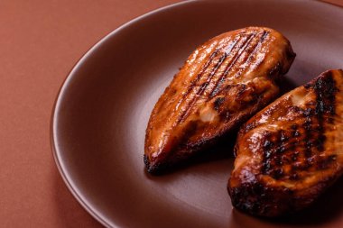 Tavuk göğsü, ızgara fileto, tabakta et yemeği. Öğle yemeği için faydalı ızgara kümes hayvanları