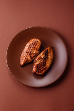 Tavuk göğsü, ızgara fileto, tabakta et yemeği. Öğle yemeği için faydalı ızgara kümes hayvanları