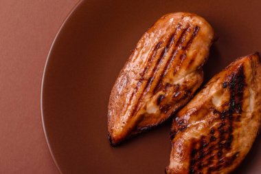 Tavuk göğsü, ızgara fileto, tabakta et yemeği. Öğle yemeği için faydalı ızgara kümes hayvanları