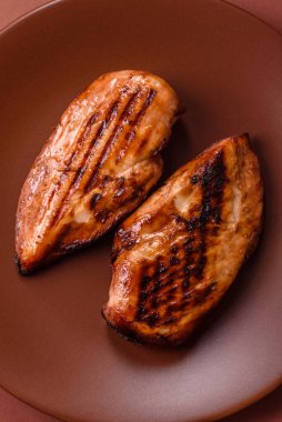 Tavuk göğsü, ızgara fileto, tabakta et yemeği. Öğle yemeği için faydalı ızgara kümes hayvanları