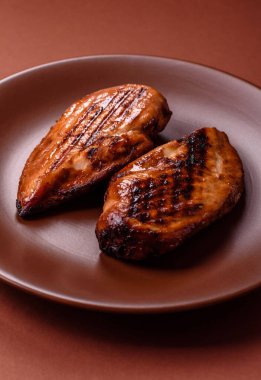 Tavuk göğsü, ızgara fileto, tabakta et yemeği. Öğle yemeği için faydalı ızgara kümes hayvanları