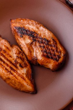 Tavuk göğsü, ızgara fileto, tabakta et yemeği. Öğle yemeği için faydalı ızgara kümes hayvanları