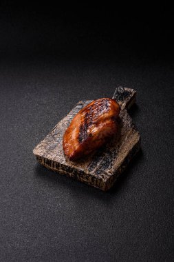 Tavuk göğsü, ızgara fileto, tabakta et yemeği. Öğle yemeği için faydalı ızgara kümes hayvanları