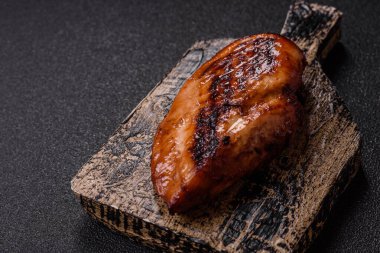 Tavuk göğsü, ızgara fileto, tabakta et yemeği. Öğle yemeği için faydalı ızgara kümes hayvanları