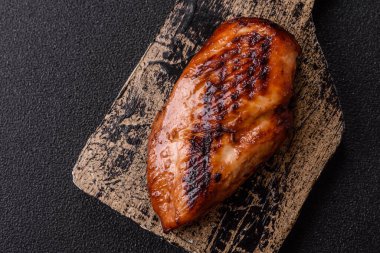 Tavuk göğsü, ızgara fileto, tabakta et yemeği. Öğle yemeği için faydalı ızgara kümes hayvanları