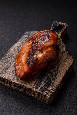 Tavuk göğsü, ızgara fileto, tabakta et yemeği. Öğle yemeği için faydalı ızgara kümes hayvanları