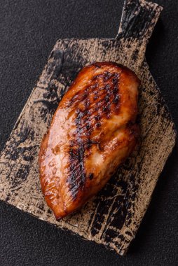 Tavuk göğsü, ızgara fileto, tabakta et yemeği. Öğle yemeği için faydalı ızgara kümes hayvanları