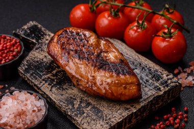 Tavuk göğsü, ızgara fileto, tabakta et yemeği. Öğle yemeği için faydalı ızgara kümes hayvanları