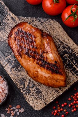 Tavuk göğsü, ızgara fileto, tabakta et yemeği. Öğle yemeği için faydalı ızgara kümes hayvanları