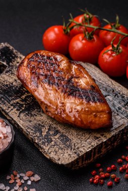 Tavuk göğsü, ızgara fileto, tabakta et yemeği. Öğle yemeği için faydalı ızgara kümes hayvanları