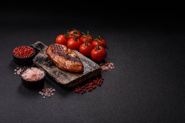 Tavuk göğsü, ızgara fileto, tabakta et yemeği. Öğle yemeği için faydalı ızgara kümes hayvanları