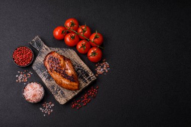 Tavuk göğsü, ızgara fileto, tabakta et yemeği. Öğle yemeği için faydalı ızgara kümes hayvanları