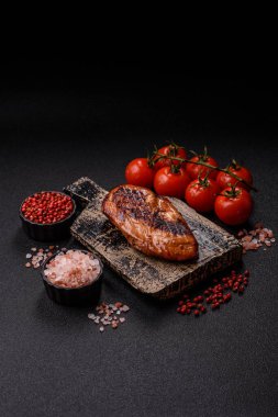 Tavuk göğsü, ızgara fileto, tabakta et yemeği. Öğle yemeği için faydalı ızgara kümes hayvanları