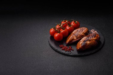 Tavuk göğsü, ızgara fileto, tabakta et yemeği. Öğle yemeği için faydalı ızgara kümes hayvanları