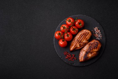 Tavuk göğsü, ızgara fileto, tabakta et yemeği. Öğle yemeği için faydalı ızgara kümes hayvanları