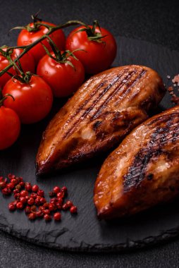 Tavuk göğsü, ızgara fileto, tabakta et yemeği. Öğle yemeği için faydalı ızgara kümes hayvanları