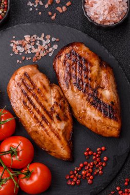 Tavuk göğsü, ızgara fileto, tabakta et yemeği. Öğle yemeği için faydalı ızgara kümes hayvanları