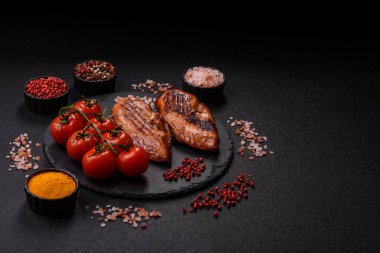 Tavuk göğsü, ızgara fileto, tabakta et yemeği. Öğle yemeği için faydalı ızgara kümes hayvanları