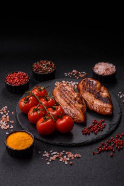 Tavuk göğsü, ızgara fileto, tabakta et yemeği. Öğle yemeği için faydalı ızgara kümes hayvanları