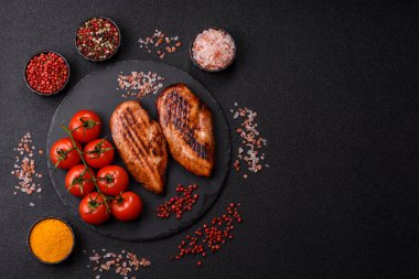 Tavuk göğsü, ızgara fileto, tabakta et yemeği. Öğle yemeği için faydalı ızgara kümes hayvanları