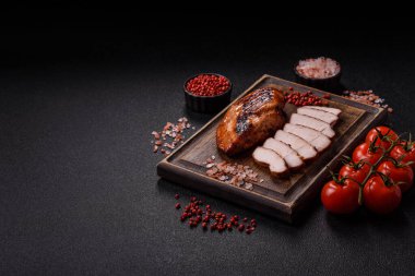 Tavuk göğsü, ızgara fileto, tabakta et yemeği. Öğle yemeği için faydalı ızgara kümes hayvanları