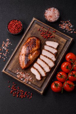 Tavuk göğsü, ızgara fileto, tabakta et yemeği. Öğle yemeği için faydalı ızgara kümes hayvanları