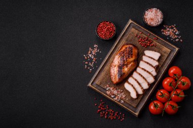 Tavuk göğsü, ızgara fileto, tabakta et yemeği. Öğle yemeği için faydalı ızgara kümes hayvanları