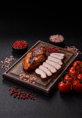 Tavuk göğsü, ızgara fileto, tabakta et yemeği. Öğle yemeği için faydalı ızgara kümes hayvanları