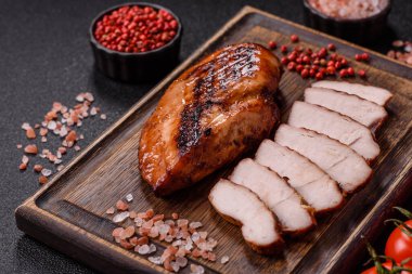 Tavuk göğsü, ızgara fileto, tabakta et yemeği. Öğle yemeği için faydalı ızgara kümes hayvanları