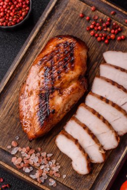 Tavuk göğsü, ızgara fileto, tabakta et yemeği. Öğle yemeği için faydalı ızgara kümes hayvanları