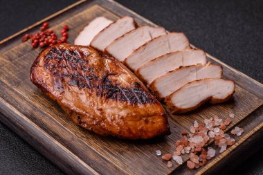 Tavuk göğsü, ızgara fileto, tabakta et yemeği. Öğle yemeği için faydalı ızgara kümes hayvanları