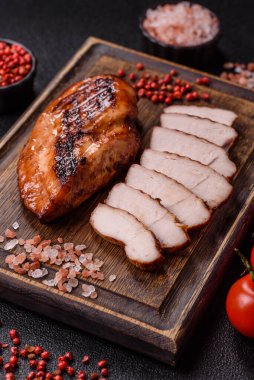 Tavuk göğsü, ızgara fileto, tabakta et yemeği. Öğle yemeği için faydalı ızgara kümes hayvanları