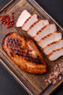 Tavuk göğsü, ızgara fileto, tabakta et yemeği. Öğle yemeği için faydalı ızgara kümes hayvanları