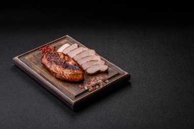 Tavuk göğsü, ızgara fileto, tabakta et yemeği. Öğle yemeği için faydalı ızgara kümes hayvanları