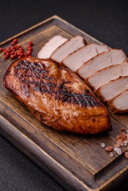 Tavuk göğsü, ızgara fileto, tabakta et yemeği. Öğle yemeği için faydalı ızgara kümes hayvanları