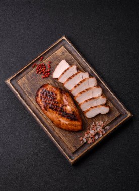 Tavuk göğsü, ızgara fileto, tabakta et yemeği. Öğle yemeği için faydalı ızgara kümes hayvanları