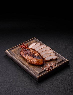 Tavuk göğsü, ızgara fileto, tabakta et yemeği. Öğle yemeği için faydalı ızgara kümes hayvanları